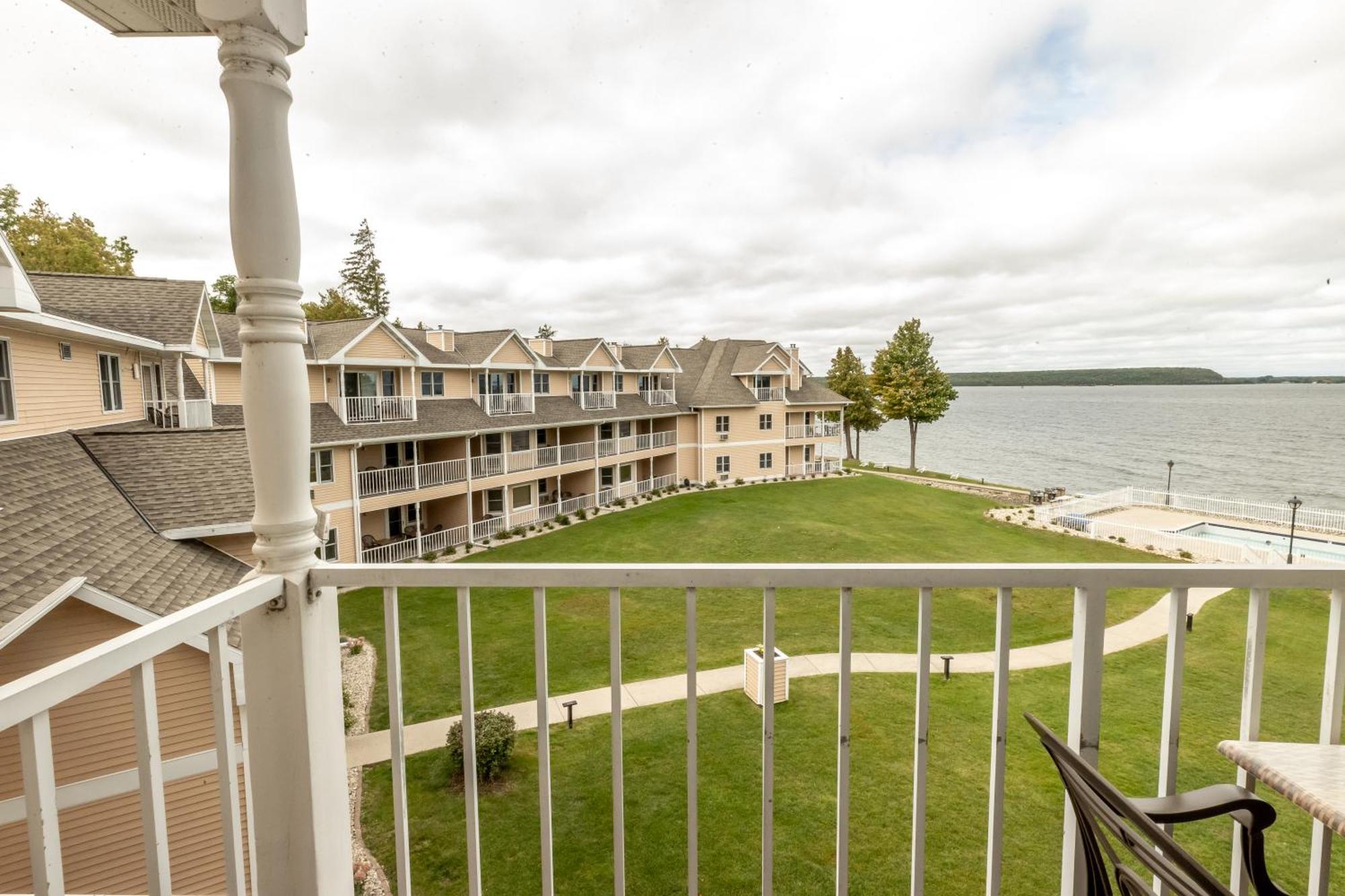 Westwood Shores Waterfront Resort Стерджен-Бей Экстерьер фото