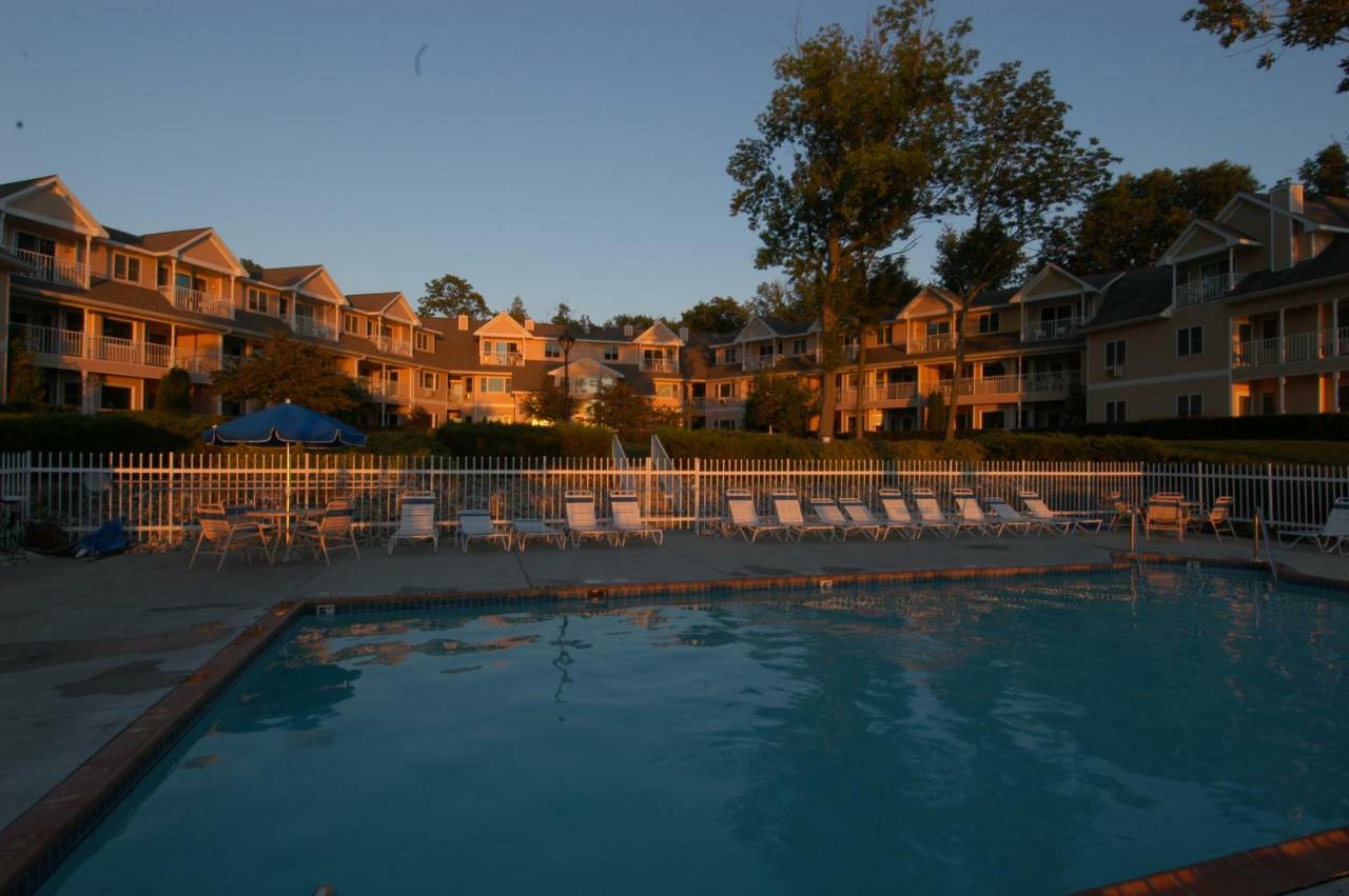 Westwood Shores Waterfront Resort Стерджен-Бей Экстерьер фото