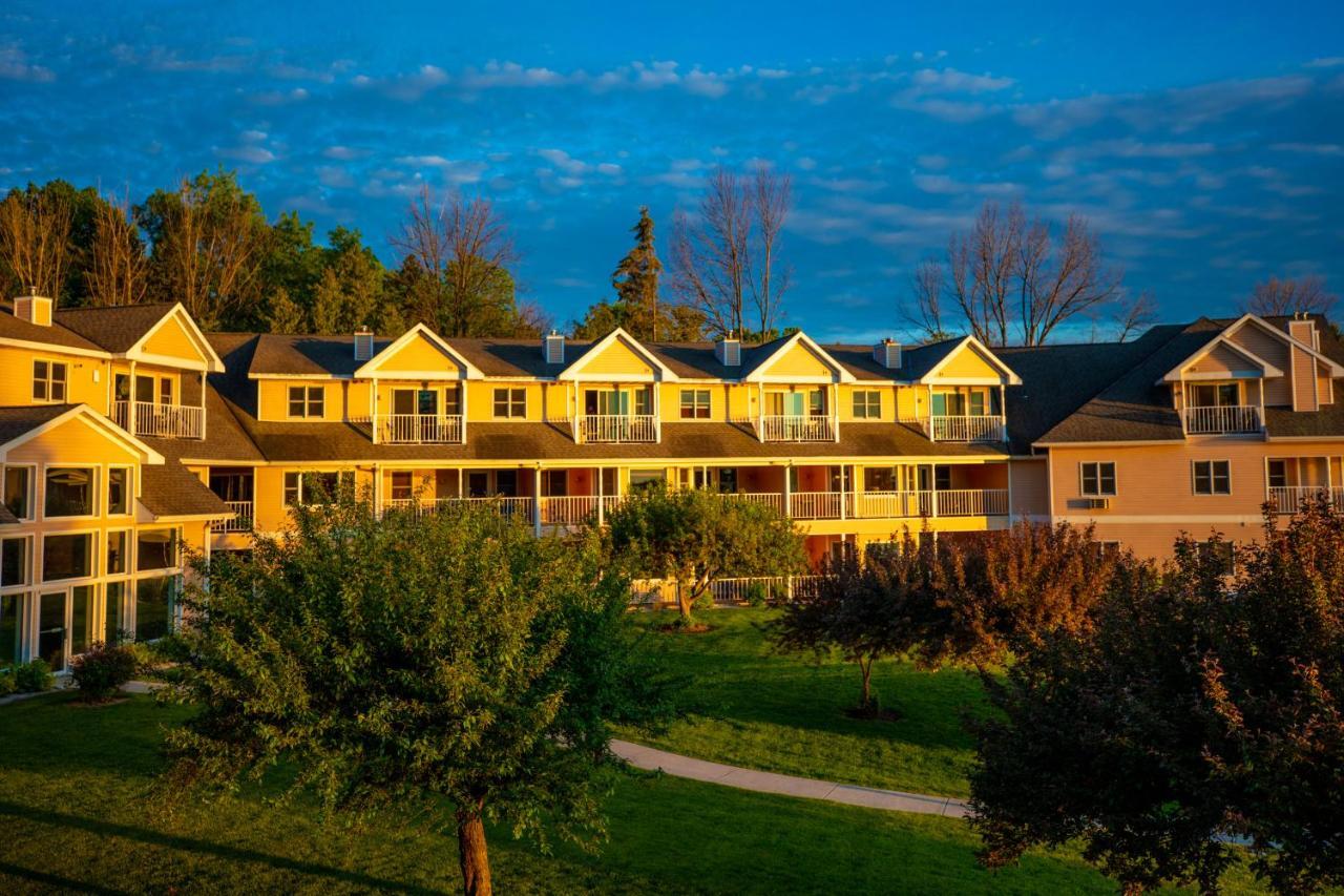 Westwood Shores Waterfront Resort Стерджен-Бей Экстерьер фото